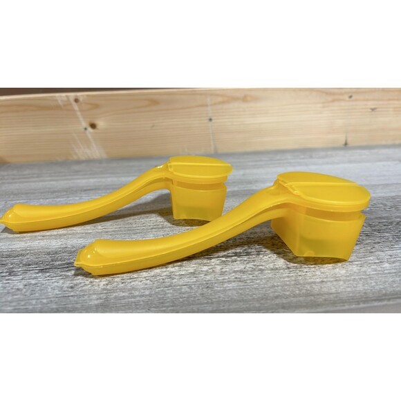 Vintage Tupperware Corn On the Cob Butter Up Spreader w Salt & Pepper Shaker - Picture 3 of 4